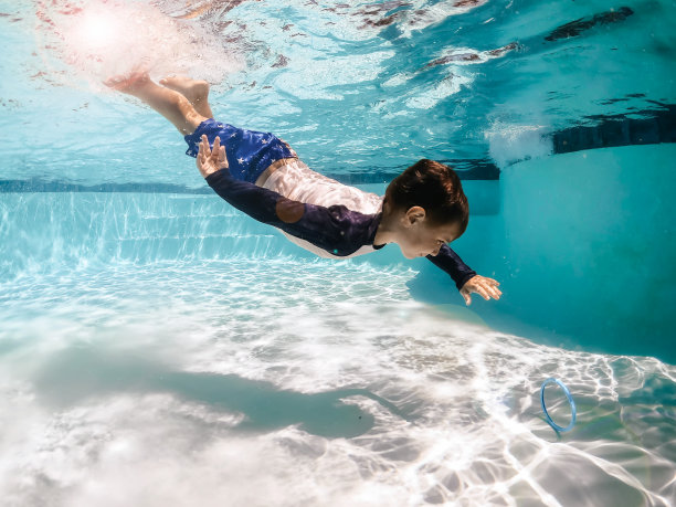 学步男孩在水下游泳图片下载