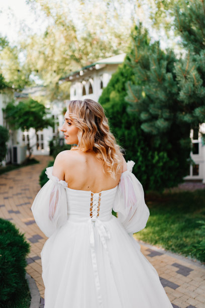 后面的观点。新娘穿过花园。图片下载