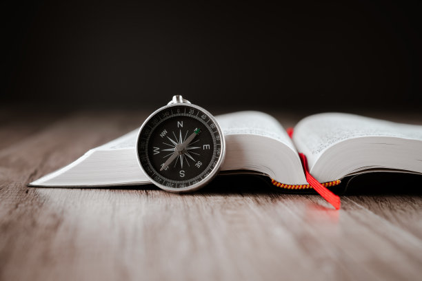 书和指南针在桌子上图片下载