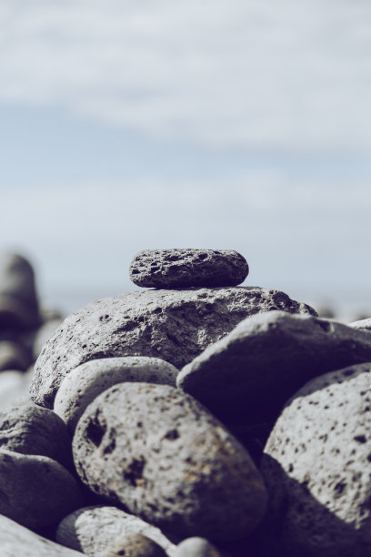 沙滩上的石头，美丽的海景，休息和海边度假的概念。图片下载