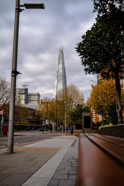 散步时的碎片大厦图片下载