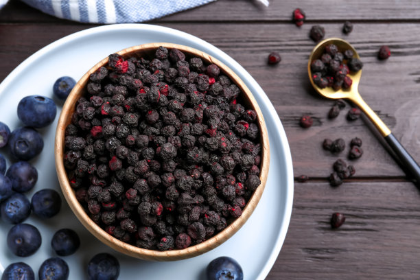 冷冻干燥和新鲜的蓝莓，放在木桌上，平铺图片下载