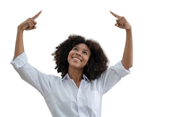 一名非洲裔美国妇女在想到一个主意后，穿着舒适的休闲装站在白色背景上，竖起手指，想要分享一个行动计划。带剪切路径图片下载