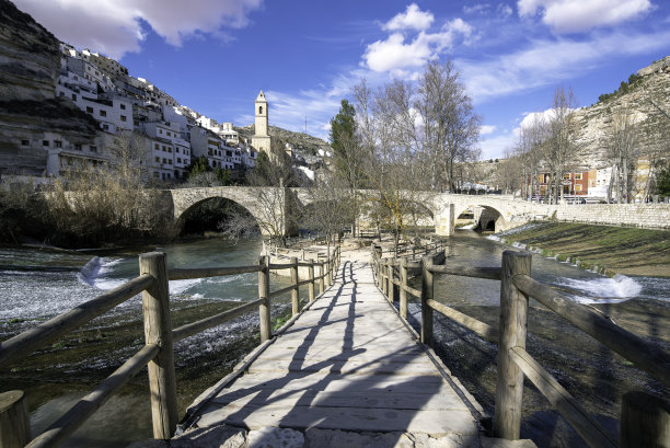 Panoramic view of Alacalá del Júcar, a town in the province of Albacete.图片下载