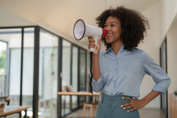 快乐的年轻非洲裔美国女性用扬声器宣布，兴奋的千禧一代黑人女性手持扩音器，站着分享新闻，复制空间图片下载