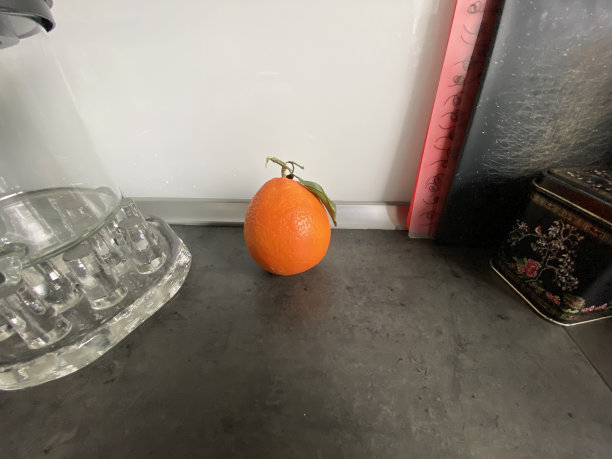 厨房里有一个带绿叶的橙子图片下载