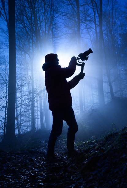 迷雾森林里的摄像师图片下载