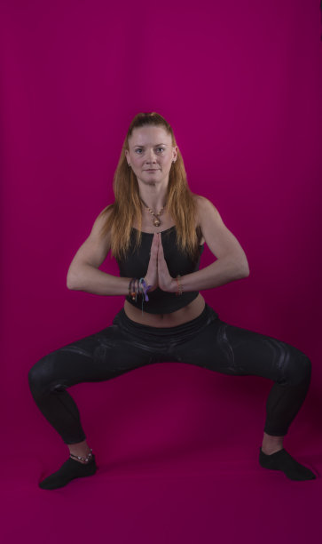 年轻女子用手做手势图片下载