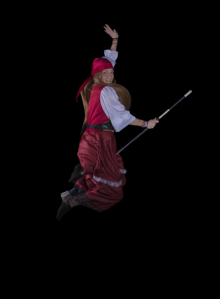 年轻女子穿着红色服装扮成海盗图片下载