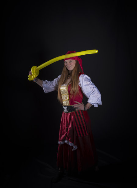 年轻女子穿着红色服装扮成海盗图片下载
