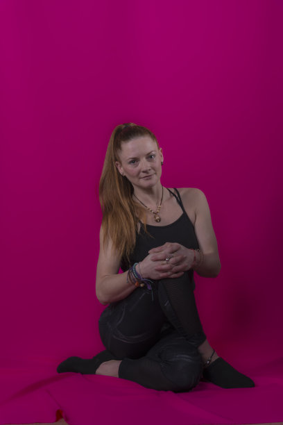 年轻女子用手做手势图片下载