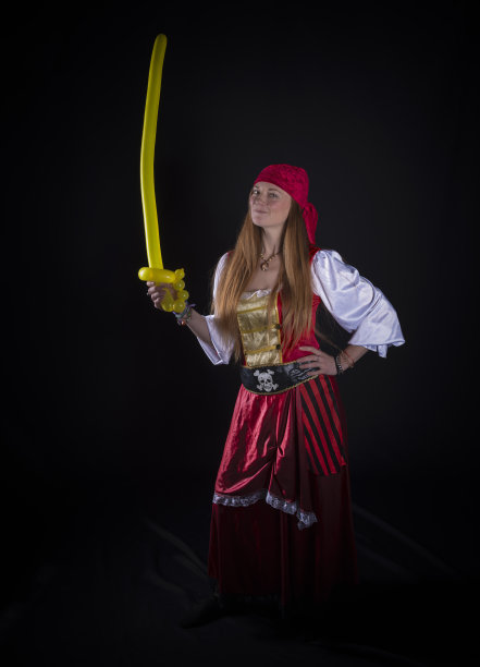 年轻女子穿着红色服装扮成海盗图片下载