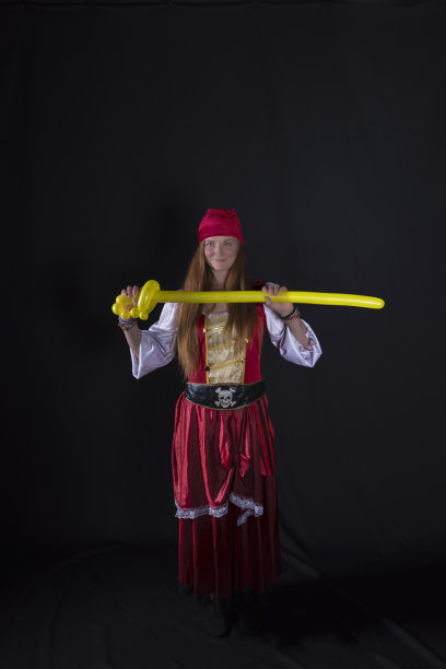 年轻女子穿着红色服装扮成海盗图片下载