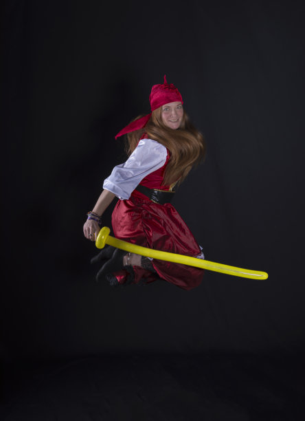 年轻女子穿着红色服装扮成海盗图片下载
