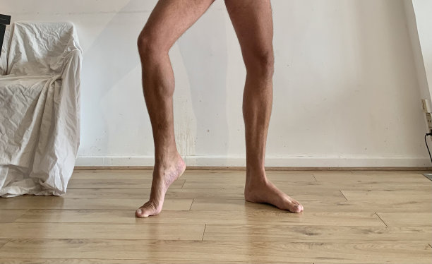 腿和赤脚锻炼。图片下载