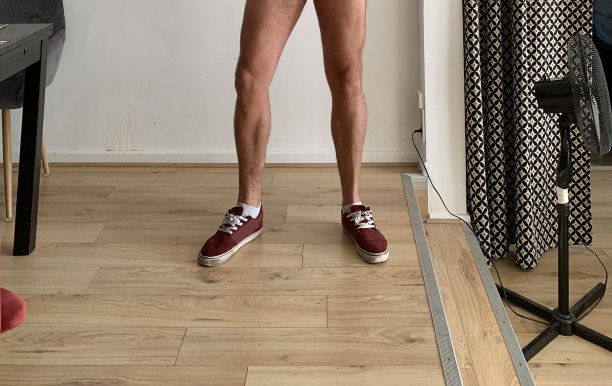 在健身时，腿和教练在家里。图片下载