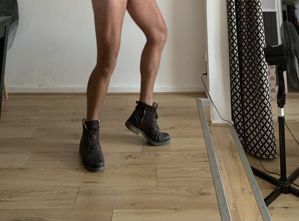 光着腿和靴子。图片下载