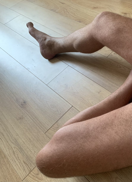 腿和赤脚锻炼。图片下载