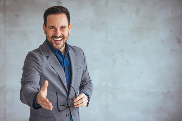 特写裁剪的微笑成功友好的年轻人的肖像图片下载