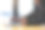 女人拿着信用卡，用着笔记本电脑。网上支付和网上购物的概念。图片下载