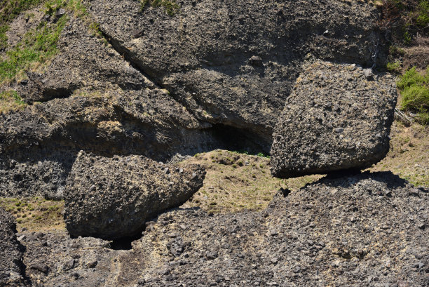 游向北海道函馆的蓝色洞穴图片下载