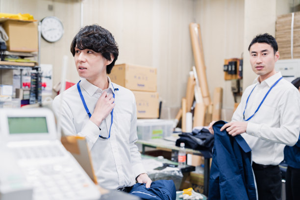 员工下班后在后院休息图片下载