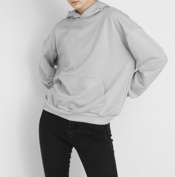 一个穿着灰色连帽衫的无法辨认的女人孤立在工作室背景上图片下载