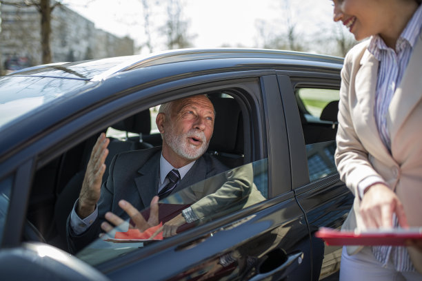 一位年长的商人喜欢买一辆新车。图片下载