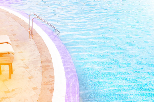 酒店游泳池阳光反射图片下载