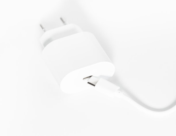 充电器和USB线C型，白色背景图片下载