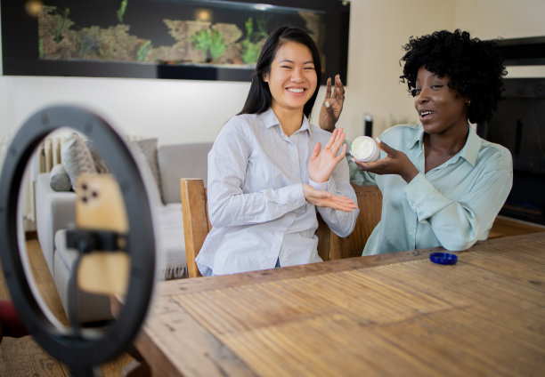 有影响力的人正在拍摄一个关于护肤的视频博客图片下载