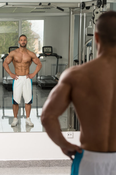 健美运动员伸展肌肉图片下载