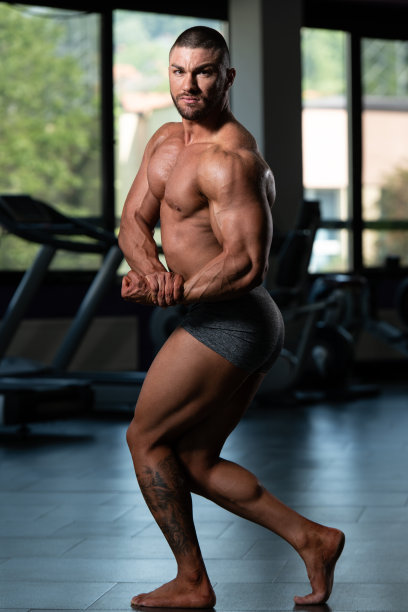 健美运动员表演侧胸式图片下载