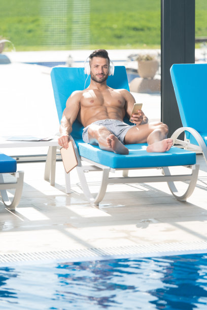 运动员在日光浴躺椅上休息，听音乐图片下载