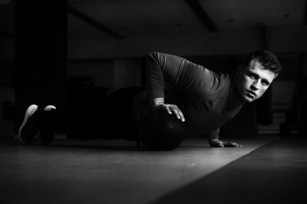 私人教练用球做俯卧撑图片下载