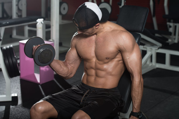 健美运动员用哑铃锻炼肱二头肌图片下载