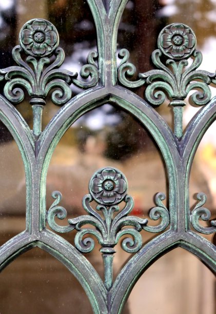 锻造的金属栅栏碎片特写。抽象的背景。图片下载