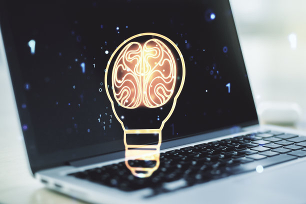 现代笔记本电脑背景上的人脑全息图创意灯泡，人工智能和神经网络的概念。Multiexposure图片下载