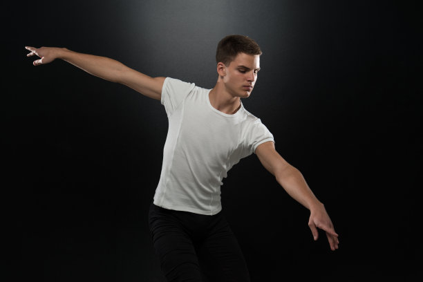 年轻芭蕾舞演员的舞蹈图片下载