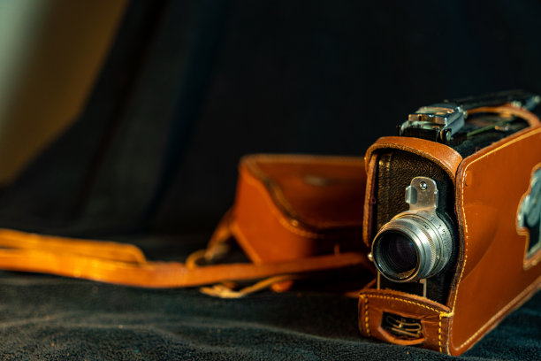 老式胶片相机与黑色背景图片下载