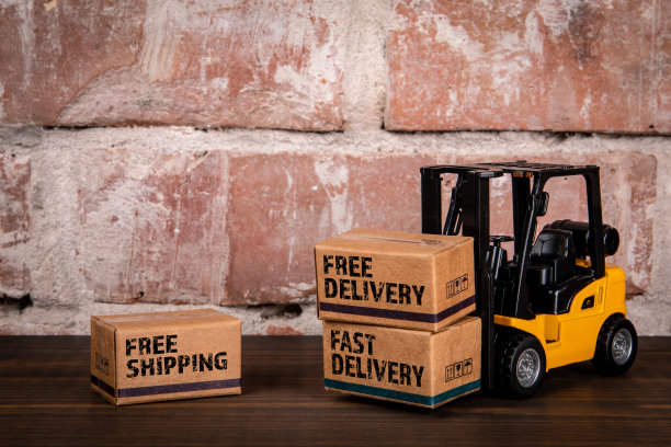 送货服务和销售理念。小纸板箱放在木桌上图片下载