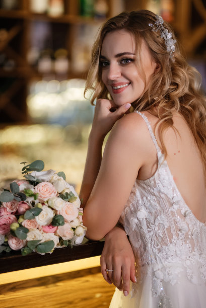 金发新娘在附近的酒吧拿着婚礼花束图片下载