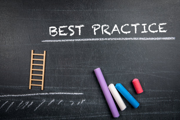 最佳实践。黑板背景上的文字和彩色粉笔图片下载