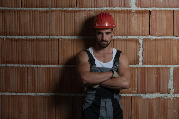 一个年轻自信的工人的肖像图片下载