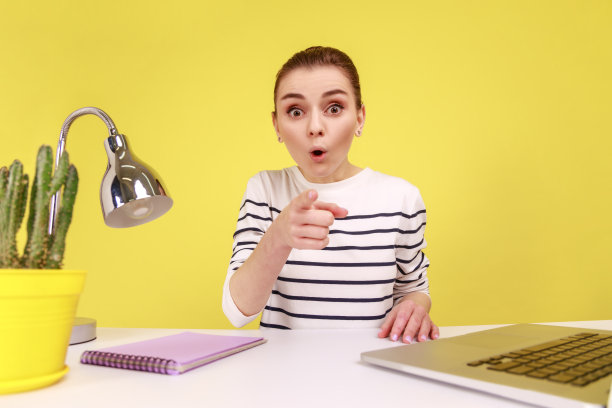 震惊的女博主指着你，惊讶地看着相机，POV，照片的角度图片下载