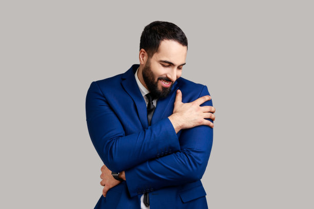 自私自恋的大胡子男子拥抱自己和微笑与梦幻的满意的表情。图片下载