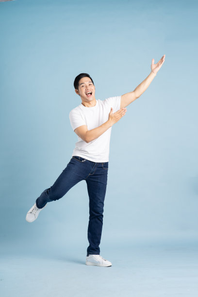 亚洲男子在蓝色背景上摆姿势的肖像图片下载