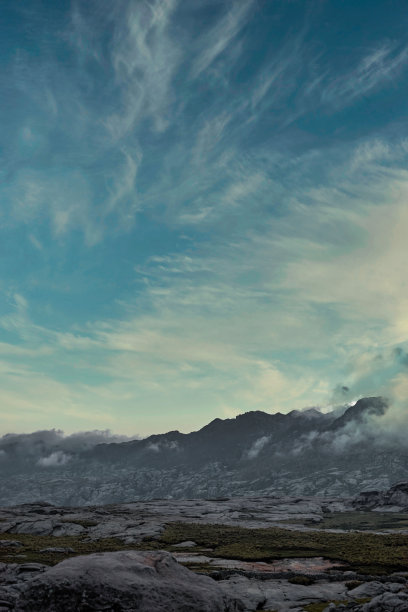 美丽的山景，云和蓝天。健美的。图片下载
