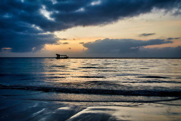桑给巴尔岛海滩上的日落图片下载