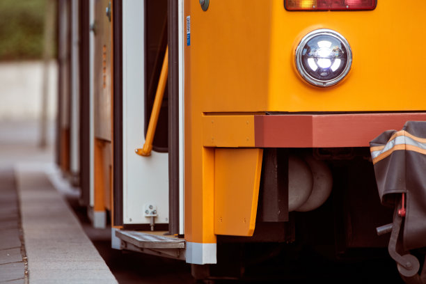 匈牙利布达佩斯的有轨电车公共交通。图片下载